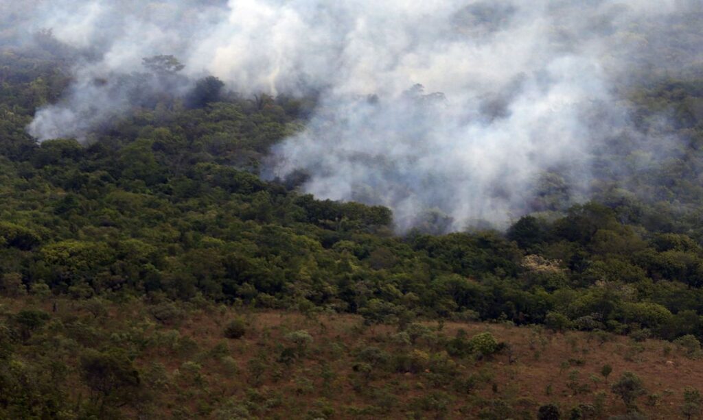 Fotos aere da queimada do Parque Nacional da Chapada dos Viadeiros, com rastros de fogo queimando em meio a floresta.